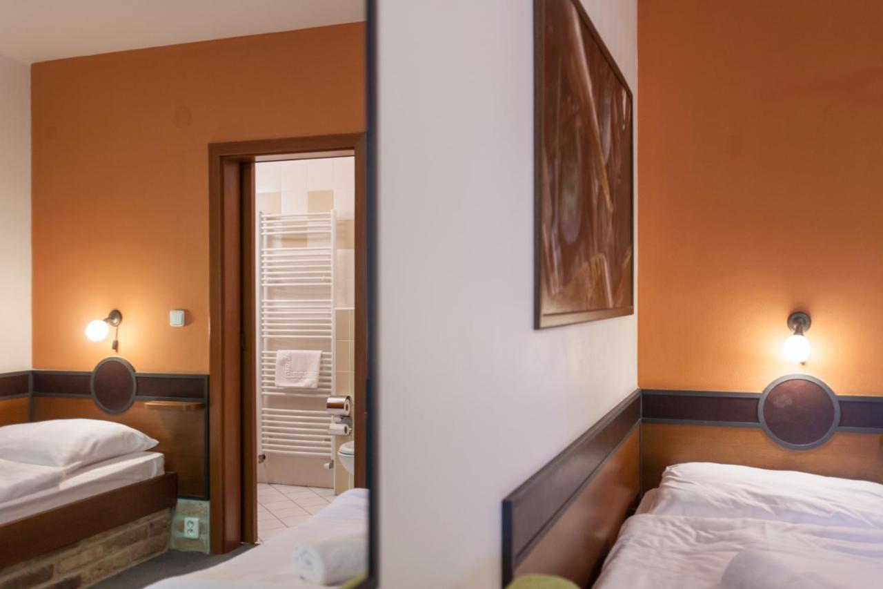 Hotel Vinar - Bed & Breakfast Kurdejov Exterior photo