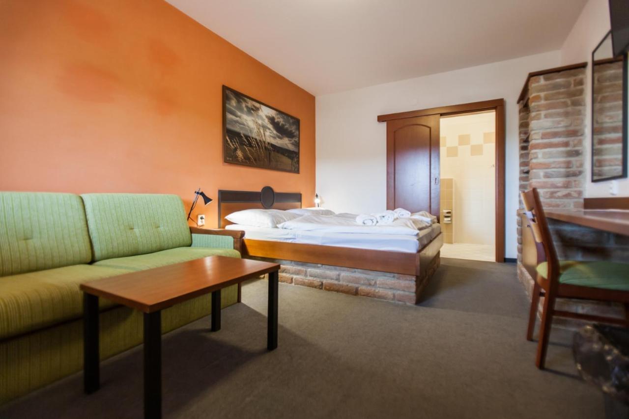 Hotel Vinar - Bed & Breakfast Kurdejov Exterior photo