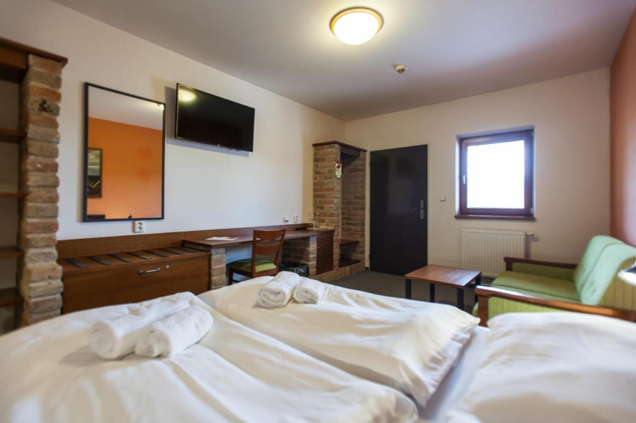 Hotel Vinar - Bed & Breakfast Kurdejov Exterior photo