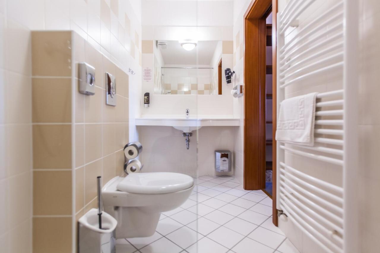 Hotel Vinar - Bed & Breakfast Kurdejov Exterior photo