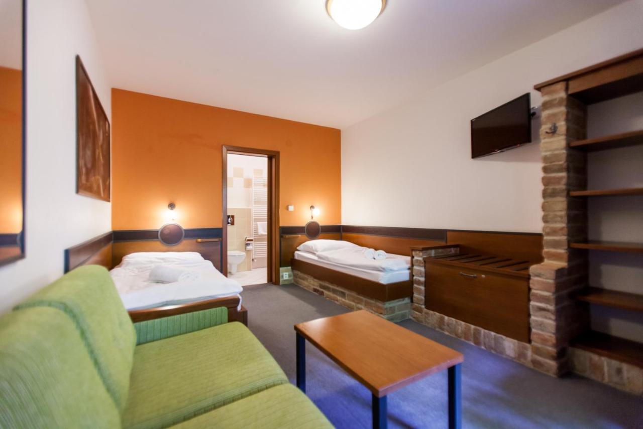 Hotel Vinar - Bed & Breakfast Kurdejov Exterior photo